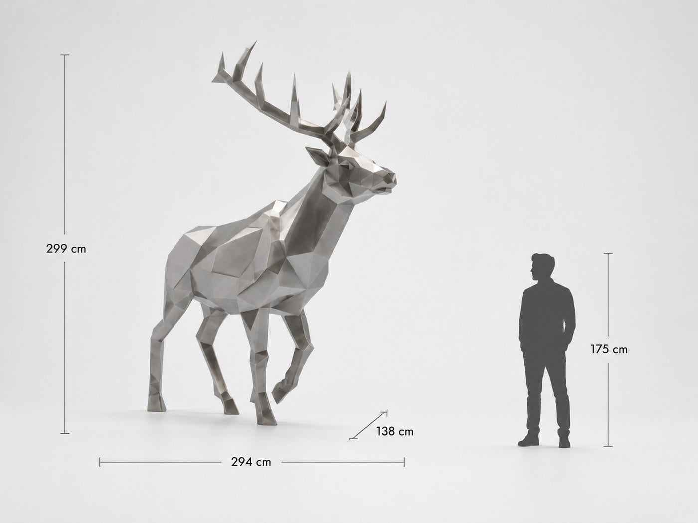 Cette visualisation présente la Grande Sculpture Cerf Élancé Facettée à l’échelle réelle, comparée à une silhouette humaine de 175 cm. Avec une hauteur de 299 cm, cette sculpture monumentale de cerf crée une présence spectaculaire, élégante et raffinée. Sa silhouette élancée et son design facetté, inspirés de l’art polygonal et du style origami, en font une pièce décorative d’exception pour les villas, hôtels, jardins, showrooms, halls d’accueil, galeries d’art, espaces paysagers et entrées premium.