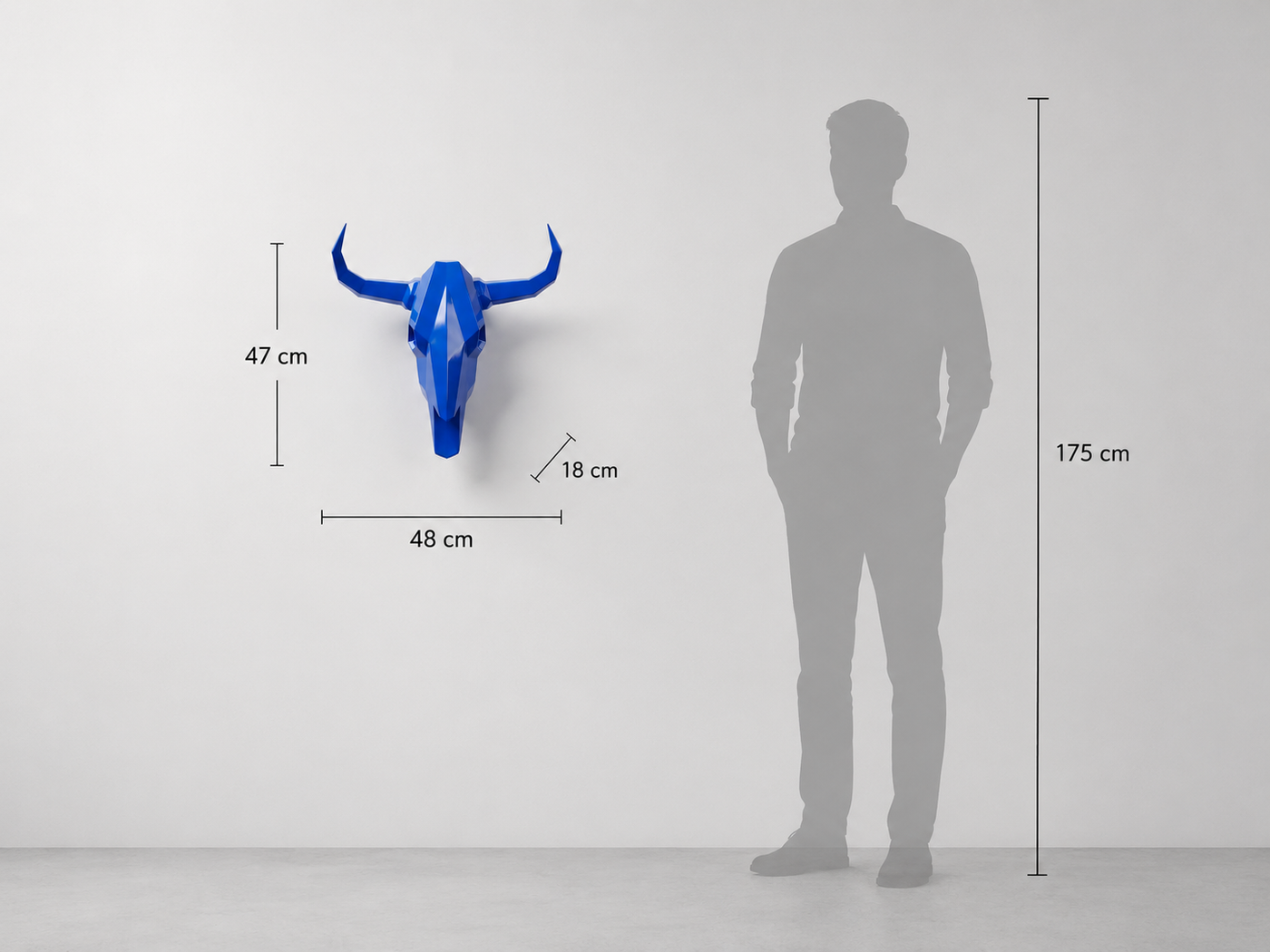 This visual presents the Faceted Wall-Mounted Bovine Skull Sculpture in real scale, compared to a 175 cm human silhouette. With a height of 47 cm, this decorative wall sculpture creates an original, authentic, and contemporary presence. Its faceted design, inspired by polygonal art and origami style, highlights the symbolic strength of the bovine skull and its unique decorative character, making it an ideal piece for living rooms, offices, reception halls, showrooms, hotels, restaurants, art galleries, and high-end interior spaces