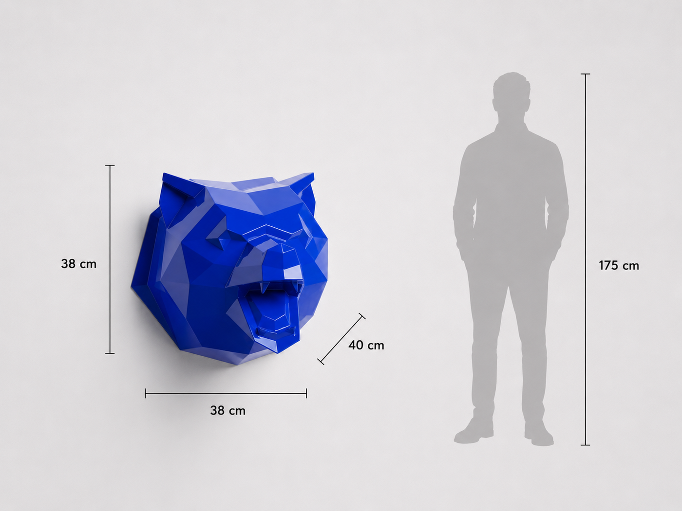 This visual presents the Faceted Roaring Bear Head Sculpture in real scale, compared to a 175 cm human silhouette. With a height of 38 cm, this decorative sculpture creates an expressive, powerful, and contemporary presence. Its faceted design, inspired by polygonal art and origami style, highlights the intensity of the roaring bear, its wild strength, and imposing character, making it an ideal piece for living rooms, offices, reception halls, showrooms, hotels, chalets, art galleries, and high-end interior spaces.