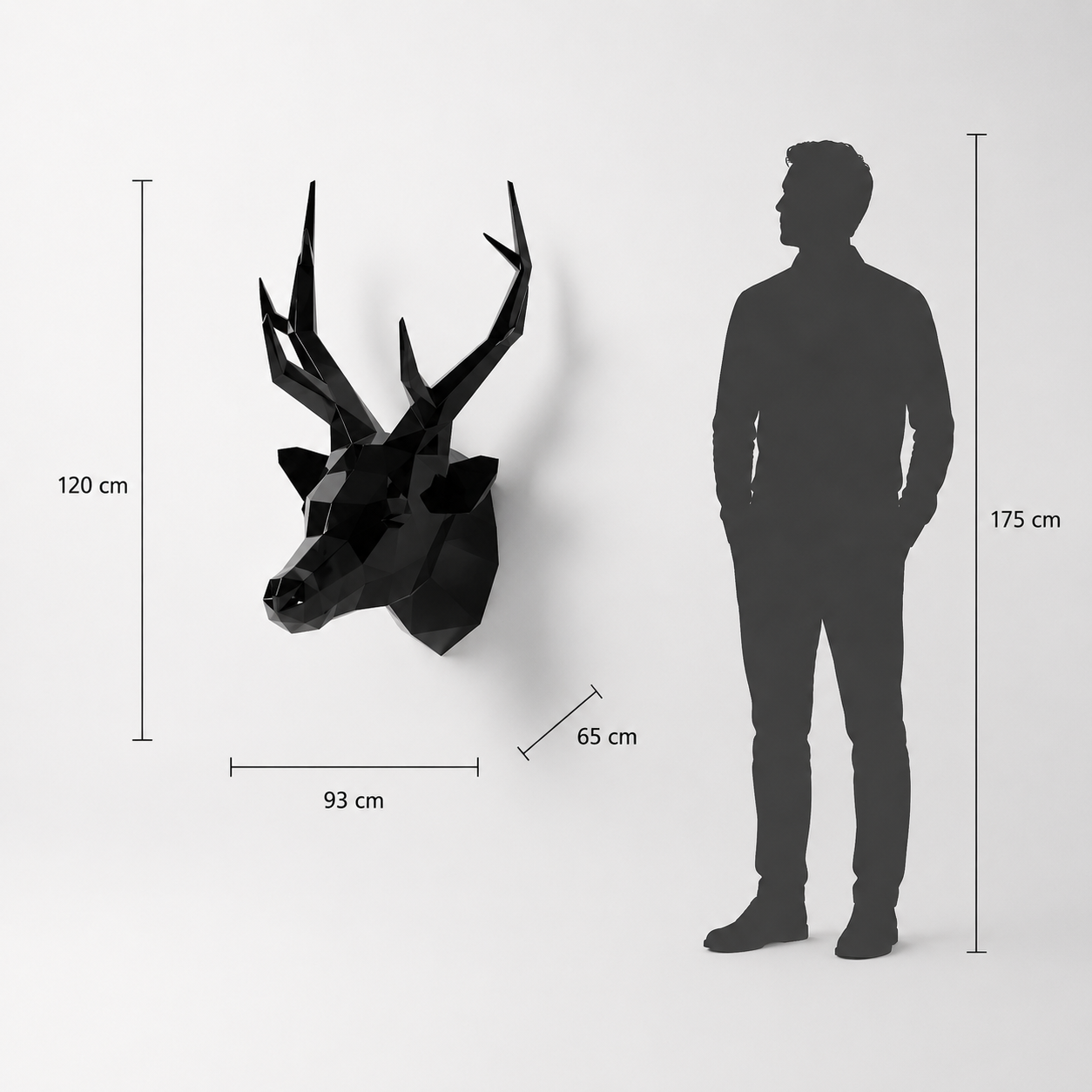 Cette visualisation présente le Trophée Tête de Cerf Origami à l’échelle réelle, comparé à une silhouette humaine de 175 cm. Avec une hauteur de 120 cm, ce trophée mural décoratif offre une présence majestueuse, élégante et contemporaine. Son design facetté, inspiré de l’art origami et du style polygonal, met en valeur la noblesse du cerf et en fait une pièce idéale pour les salons, bureaux, halls d’accueil, showrooms, hôtels, galeries d’art, chalets et espaces intérieurs haut de gamme.